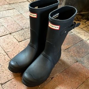 Women’s short Hunter Rain boots - matte black size 8